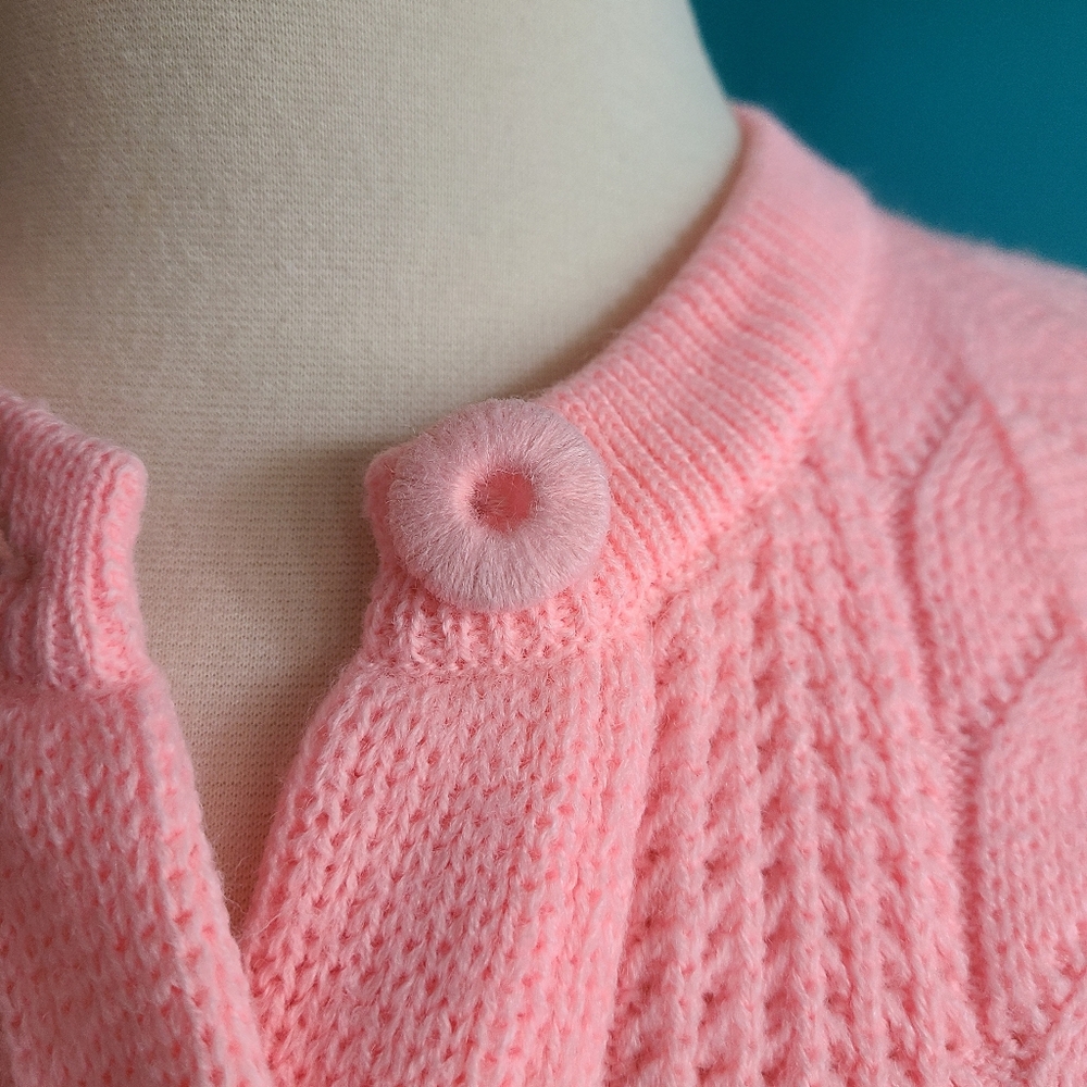 Volup vintage pink open knit crochet lace 1960s cardigan, fitted cardigan, paste - Picture 3 of 6